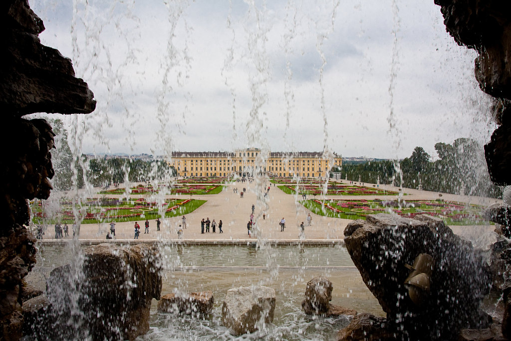 Blick durch den Springbrunnen auf Schloss Schönbrunn